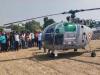 Prayagraj News : खेत के बीच हुई सेना के हेलीकॉप्टर की Emergency लैंडिंग 