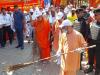 सीतापुर पहुंचे सीएम योगी ने चक्रतीर्थ पर झाड़ू लगाकर शुरू किया स्वच्छ्ता अभियान 
