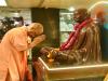 गांधी जयंती 2023: मुख्यमंत्री योगी ने महात्मा गांधी और लाल बहादुर शास्त्री की प्रतिमा पर किए माल्यार्पण, चरखा भी चलाया