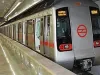 दिल्ली मेट्रो में प्रेमी जोड़े की शर्मनाक हरकत, प्रेमिका के मुंह में भरा दूध, फिर चम्मच से निकालकर पी लिया, देखें वीडियो