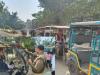 मुरादाबाद : ई-रिक्शा में जोन, रूट नंबर अंकन को लेकर उमड़ी भीड़, सिविल लाइन चौराहे के आसपास वाहनों की लगी लंबी लाइन