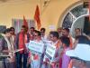 मुरादाबाद : 'एंटीलार्वा का छिड़काव व फॉगिंग कराओ', शिव सैनिकों ने डीएम कार्यालय पर किया प्रदर्शन...दी भूख हड़ताल की चेतावनी