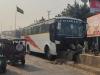 काशीपुर: दिल्ली से जिम कॉर्बेट आ रही सवारियों से भरी बस डिवाइडर पर चढ़ी