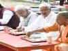 गोरखपुर: आंवला वृक्ष के नीचे भोजन कर मुख्यमंत्री योगी ने किया एकादशी व्रत का पारण 