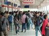 शाहजहांपुरः घर वापसी के लिए ट्रेनों में जगह नहीं, जनरल कोच में भी मारामारी, यात्री परेशान