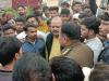 आगरा: हिंदू संगठन के कार्यकर्ताओं मवेशियों से भरे ट्रक को पकड़ा तो दरोगा ने की अभ्रद्रता, जमकर हुई नारेबाजी 
