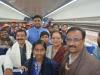 चारबाग स्टेशन पहुंची वंदे भारत के साथ यात्रियों ने ली सेल्फी