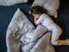 छुट्टियों के दौरान सोने की अलग-अलग व्यवस्था शायद आपके बच्चे की नींद का पैटर्न बिगाड़ेगी नहीं