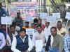 बरेली: सुरक्षा उपकरण और वेतन को लेकर संविदा कर्मचारियों का प्रदर्शन