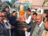 रामपुर: पूर्व प्रधानमंत्री अटल बिहारी वाजपेयी के चित्र पर अर्पित किए श्रद्धासुमन  