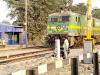 गोंडा: बंद फाटक में रेलवे लाइन क्रास कर रहे युवक की बाइक अचानक ट्रैक के किनारे फंसी, टला बड़ा हादसा, देखें video 