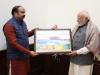 शाहजहांपुर: सांसद ने प्रधानमंत्री मोदी को सौंपी शहीद संग्रहालय की प्रति