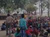 लखीमपुर-खीरी: मांगों को लेकर ग्रामीण समेत परिषदीय विद्यालय के सैकड़ों बच्चे धरने पर बैठे 