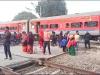 Rail News: यूपी के भरवारी स्टेशन पर रास्ता भटक दूसरे रूट पर आ गई फरक्का एक्सप्रेस, मचा हड़कंप