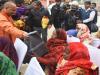 गोरखनाथ मंदिर में बच्चों को CM योगी ने खिलाई खिचड़ी, जरूरतमंद लोगों को दिए कंबल