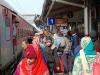बरेली: रात में कोहरे की वजह से देरी से पहुंचीं ट्रेनें, जंक्शन पर ट्रेनों के इंतजार में ठिठुरते रहे यात्री