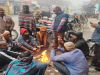 रामपुर: घने कोहरे ने सुस्त की जिंदगी की रफ्तार, ठिठुरन बढ़ने पर लोगों ने अलाव जलाकर सेंके हाथ 
