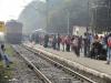 मुरादाबाद : ठंड बेरहम, ट्रेनों की प्रतीक्षा पड़ रही है भारी...दैनिक यात्री परेशान