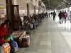 मुरादाबाद : कोहरा के कारण कई ट्रेन लेट, राजधानी एक्सप्रेस के इंतजार में तीन घंटे बैठे यात्री