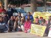 रामनगर: मोहान आयुर्वेदिक कारखाने के बाहर श्रमिक बैठे उपवास  पर            