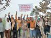 शाहजहांपुर: रोड नहीं तो वोट नहीं, ग्रामीणों ने बैनर लगाकर किया प्रदर्शन, पथरीली है डगरिया, जरा संभल कर चलें भैया