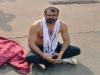 लखनऊ : कड़ाके की ठंड में बिना कपड़ों के घंटों सड़क पर बैठा रहा शख्स, नगर आयुक्त से अलाव की लगा रहा था गुहार