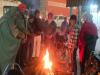 रामपुर : सर्दी का सितम...सर्द हवाओं ने लोगों का जीना किया दुश्वार, जगह-जगह जलाए अलाव