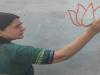 सांसद मेनका गांधी ने दीवार पर बनाया कमल का फूल, कहा- साकार हो रहा सबका साथ-सबका विकास का मंत्र