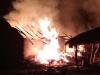 गोंडा: फूस के मकान में आधी रात अचानक लगी आग, गृहस्थी खाक, देखें वीडियो