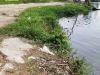 Pilibhit News: आखिर कब जागेंगे जिम्मेदार, तालाब से सटी सड़क बदहाल...बना रहता है हादसे का खतरा