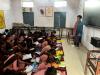 बरेली: स्मार्ट क्लास के दौर में दरी पर बैठकर बेसिक स्कूलों के छात्रों ने दी परीक्षा