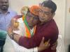 रुद्रपुर: ठुकराल के करीबी ने छोड़ा साथ, विधायक शिव ने लगाया गले