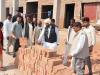 सुलतानपुर: निर्माणाधीन सड़क में गिट्टी के साथ मिट्टी देख भड़के विधायक ताहिर खान, एक्सईएन से की यह मांग
