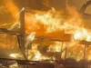 लखनऊ: रोड के किनारे बनी दुकानों में लगी आग, सामान जलकर हुआ राख 