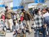 Delhi: सड़क पर पढ़ रहे लोग नमाज तो पुलिसकर्मी ने मारी लात, वीडियो वायरल होने के बाद गिरी गाज...सस्पेंड