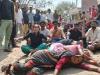 Kanpur Double Murder: दोहरे हत्याकांड को लेकर पुलिस के खिलाफ भड़का गुस्सा...जमीन पर लेटकर प्रदर्शन, तीन थानों का फोर्स पहुंचा