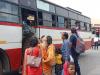 Fatehpur: रोडवेज बसों व ट्रेनों में यात्रियों की रही खचाखच भीड़; घर वापसी की जल्दबाजी में धक्का-मुक्की करते दिखे लोग