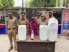 शाहजहांपुर: कच्ची शराब बना रही महिला को पुलिस ने पकड़ा, 40 लीटर शराब बरामद...100 लीटर लहन किया नष्ट
