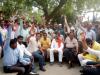 शाहजहांपुर: गेहूं खरीद को लेकर आढ़ती और किसानों का प्रदर्शन, अधिकारियों पर लगे ये आरोप