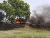Auraiya Fire: आग लगने से धू-धू कर जलकर राख हुई कार...तेज आवाज में फटा फायर, ग्रामीण घंटों बुझाने के लिए करते रहे मशक्कत