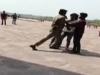 Agra: ताजमहल में वीडियो बनाने को लेकर हुआ विवाद, CISF जवान से भिड़ी युवती...हुई मारपीट और धक्कामुक्की
