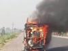 शाहजहांपुर: यात्रियों से भरी टाटा मैजिक में लगी आग, कुछ ही देर में धूं-धूंकर जली...बाल-बाल बचे यात्री