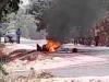 लखीमपुर-खीरी: आग का गोला बनी चलती बाइक, चालक ने कूदकर बचाई जान
