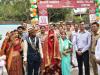 Lok Sabha Election: जालौन में नई नवेली दुल्हन को लेकर दूल्हा पहुंचा मतदान केंद्र, अधिकारियों ने किया नवदंपति का स्वागत