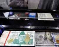 नकदी संकट से जूझ रहे पाकिस्तानी रुपए में डॉलर के मुकाबले बड़ी गिरावट 