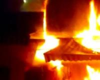  लखनऊ: अमीनाबाद में कपड़े की दुकान में लगी आग, मची अफरातफरी