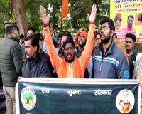 लखनऊ : वीएचपी और बजरंग दल ने किया प्रदर्शन, 2 साल में 9 कार्यकर्ताओं की हो चुकी है हत्या
