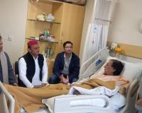 बरेली: वसीम बरेलवी को देखने अस्पताल पहुंचे अखिलेश यादव