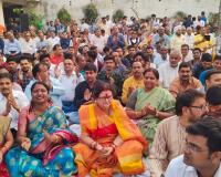 Kanpur News: केशव भवन में भजन संध्या में जमकर झूमे स्वयंसेवक, खेली फूलों की होली 