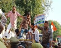 लखनऊ: राहुल गांधी को सजा सुनाये जाने पर कांग्रेस का प्रदर्शन, कई नेताओं को पुलिस ने लिया हिरासत में